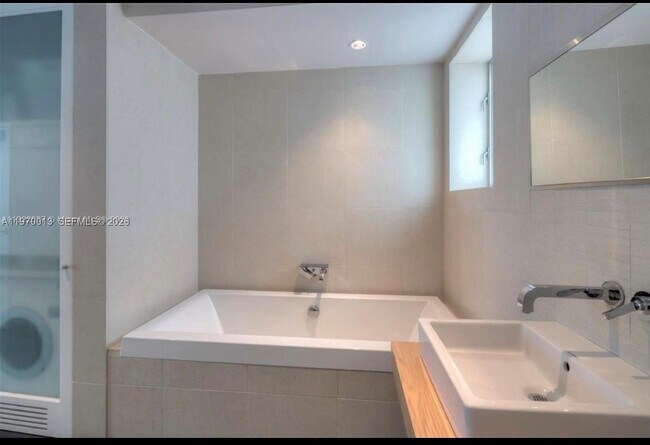 Building Photo - 1601 West Ave