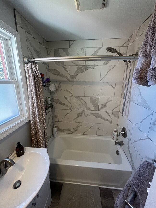 Building Photo - 220 E Liberty St