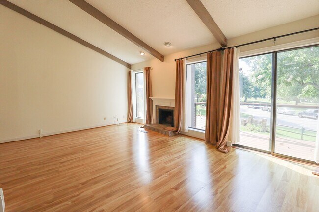 Building Photo - $1,655 / 2 Bed / 2 Bath / 1,150 sqft REMOD...