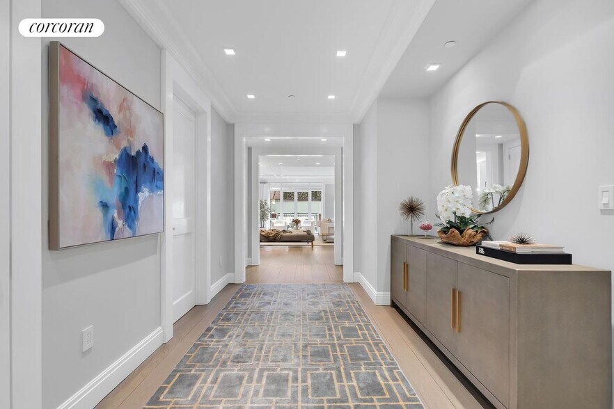 Building Photo - 40 E 72nd St