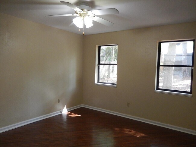 Building Photo - 913 Tamarack Ave