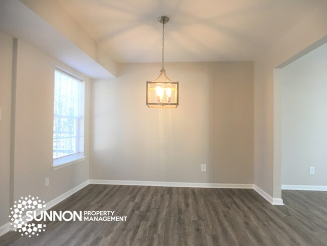 Building Photo - 4 Bed 2.5 Bath in Woodstone with Fenced Yard