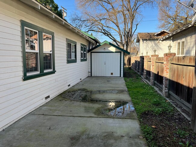 Building Photo - Charming Cottage in College Area