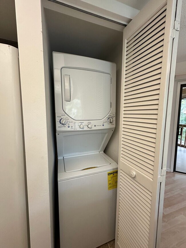 Building Photo - Lovely 2 Bedroom 2 Full bath Condo in the ...