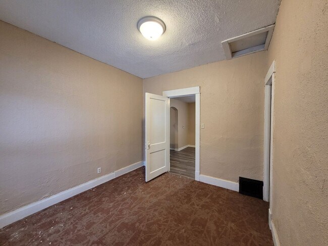 Building Photo - Two Bedroom, One Bathroom Home with Washer...