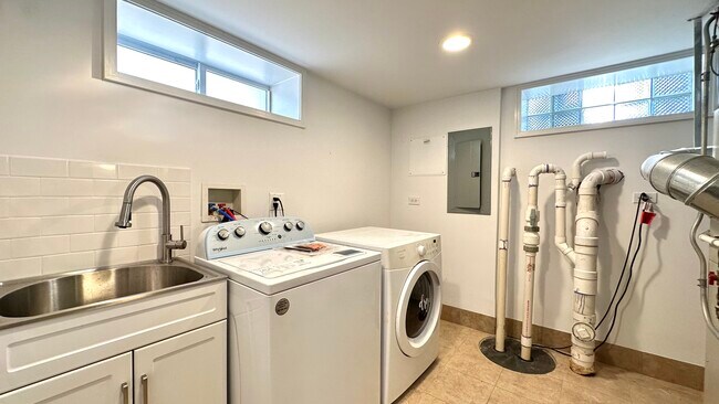 Building Photo - 4833 N Ozark Ave