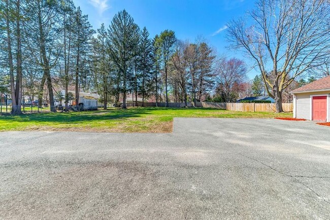 Large backyard - 717 River Rd