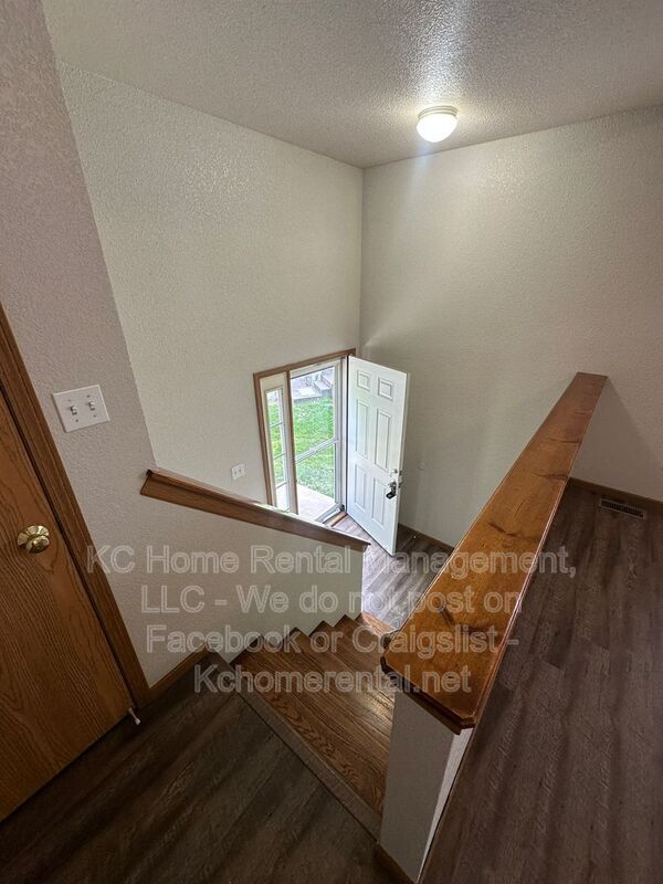 Building Photo - 709 SE Drew Ct