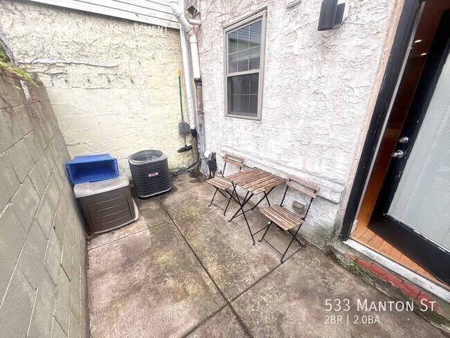 Building Photo - 533 Manton St