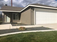 Building Photo - Beautiful Custom Home in The Cove at The radiant Lake Estates