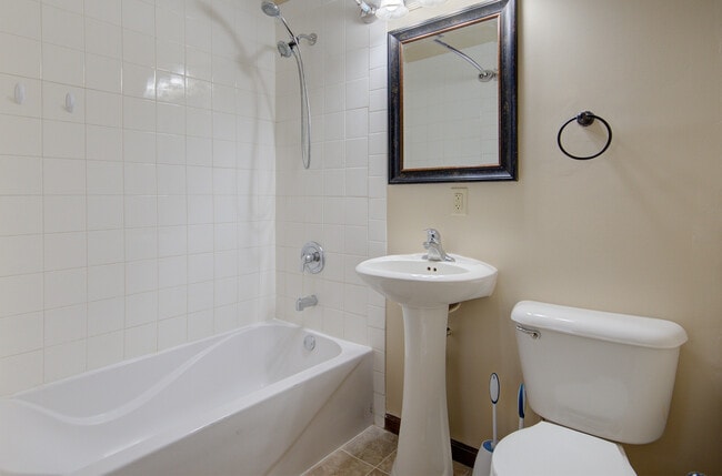 Building Photo - 811 John St