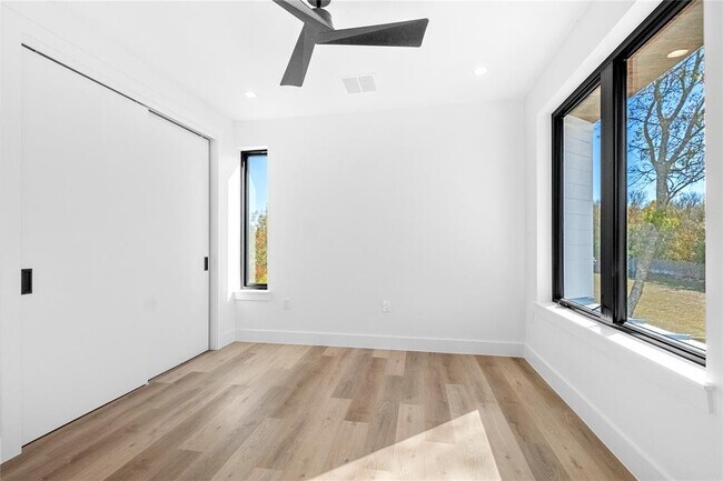 Building Photo - 2101 Thrasher Ln