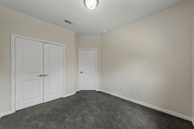 Building Photo - Luxury Townhouse