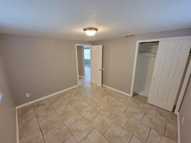 Building Photo - BEAUTIFUL 3/2/1 1020 Sq Ft, UPDATED kitchen & bath, ALL tile floors, LARGE fenced in yard!!