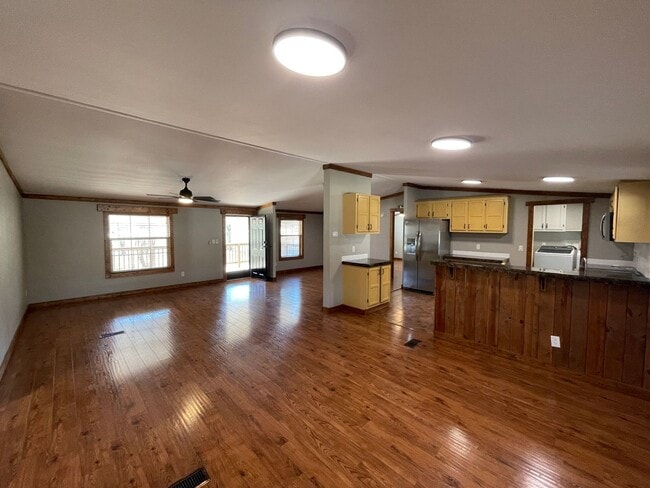 Building Photo - Country with the convenience of city locat...