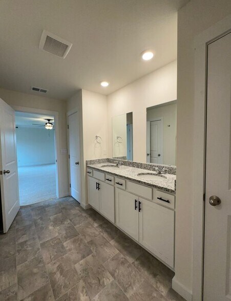 Building Photo - 10811 Upland Dr