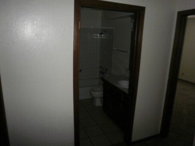 Building Photo - 224-226 Skylark Ct