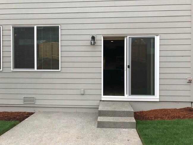 Building Photo - BRAND NEW HOME! Within 5 Minutes of Three ...