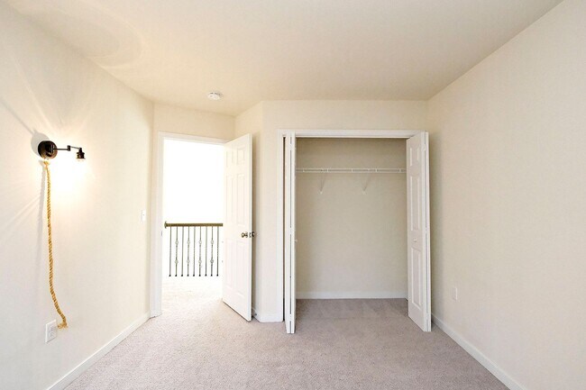 Building Photo - Pet-Friendly Home with Fenced Yard in Reedy Creek