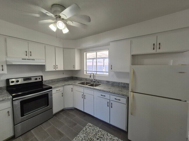 Building Photo - Large 4 Bed 2 Bath House