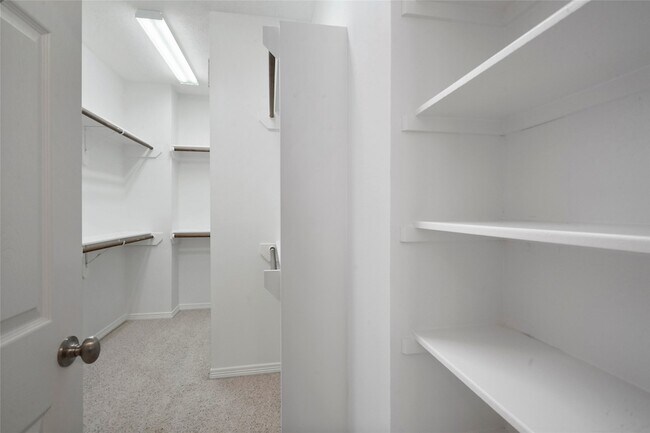 Building Photo - 911 W 21st St