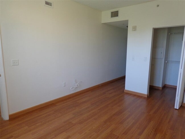 Building Photo - 533 NE 3rd Ave