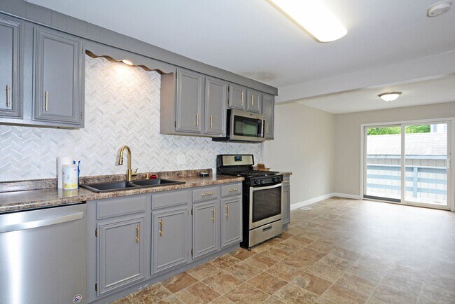 Building Photo - Beautiful 3-Bed 1.5-Bath Home Available Now in St. Paul!