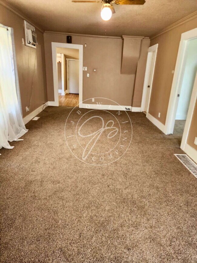 Building Photo - 2 Bedroom | 1 Bathroom | Fenced Yard | Detached Garage
