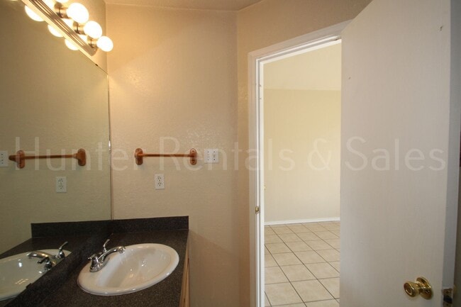 Building Photo - Three Bedroom Beauty!