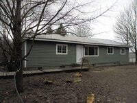 Building Photo - 2 Bedroom 1 Bath Rancher Close to Deer Park