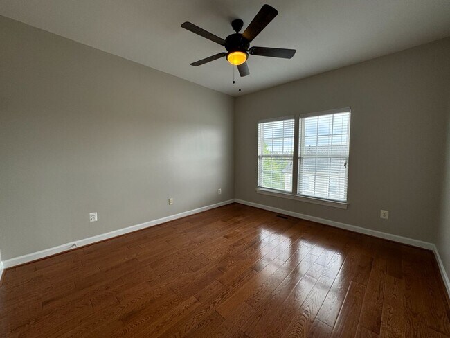 Building Photo - Stunning 3 Bed 2.5 Townhome In Amenity-Ric...