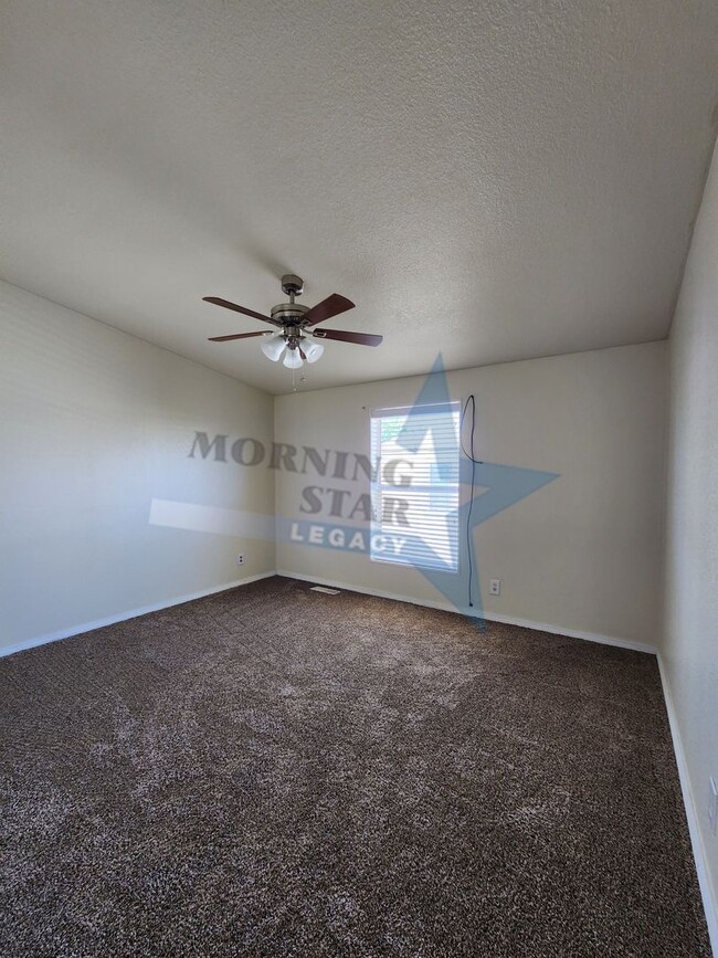 Building Photo - Spacious 3-Bed with Enclosed Yard and Stor...