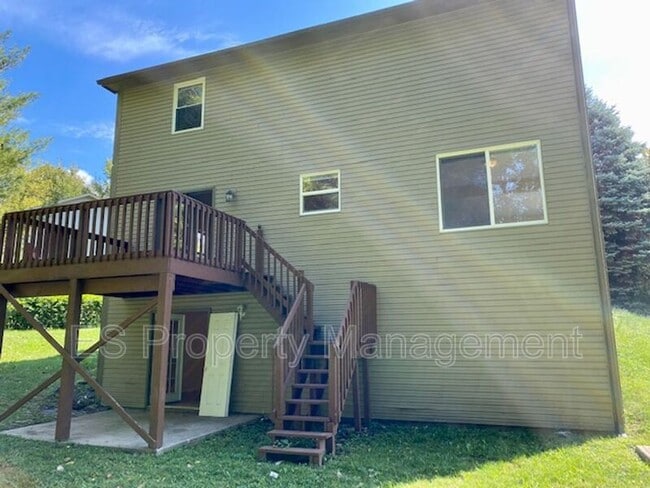 Building Photo - 6879 Oak Lake Dr