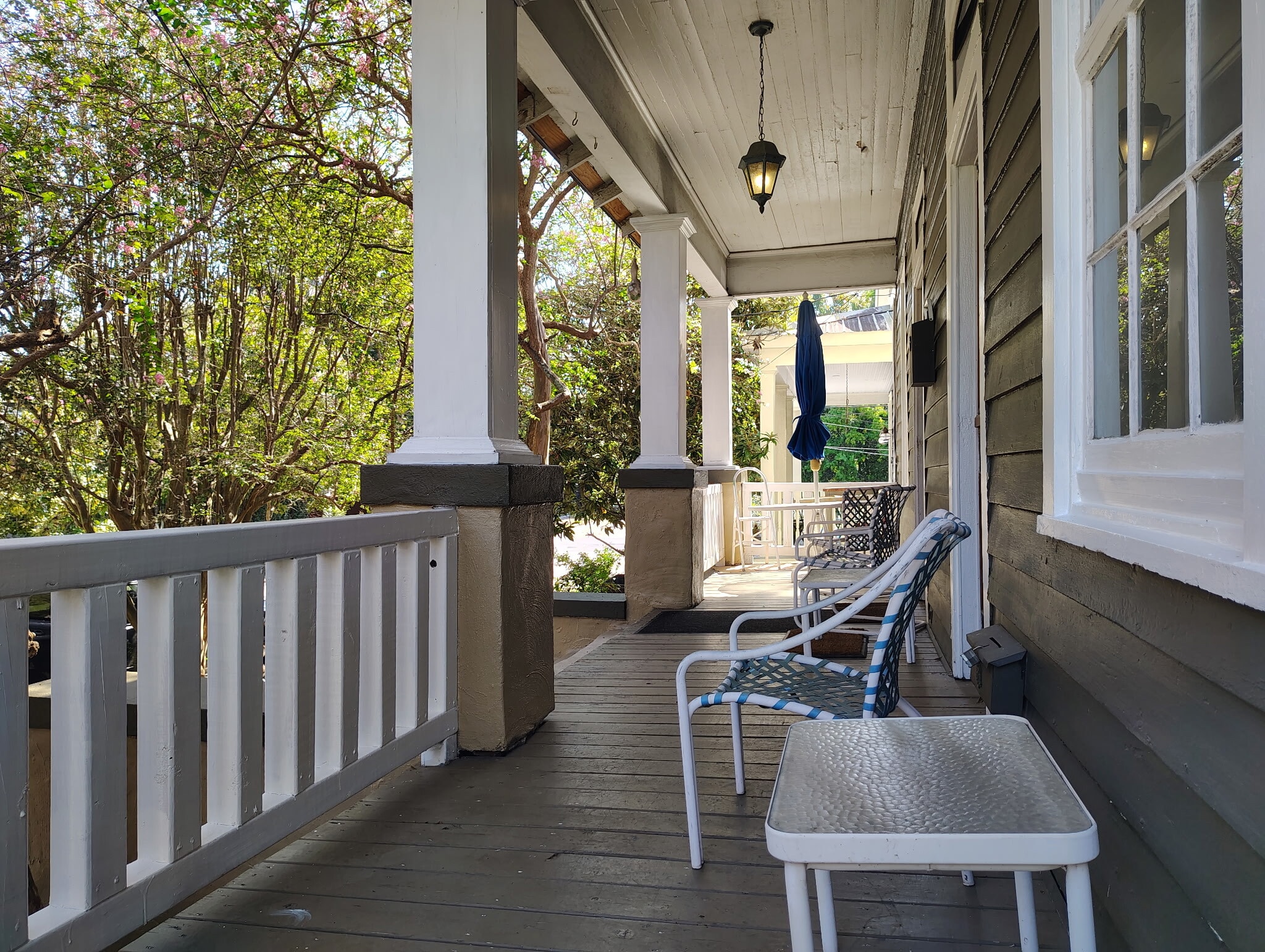 Beautiful huge front porch to relax - 746 Europe St