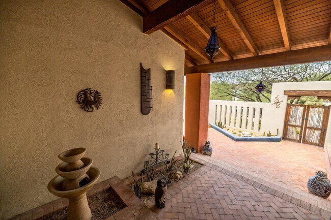 Building Photo - Single Story Foothills Home!