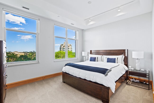 Building Photo - 1313 N Franklin Pl