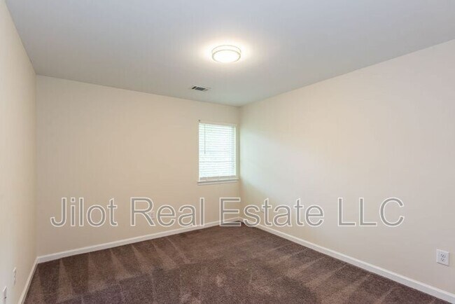 Building Photo - 2015 Oak Park Ln