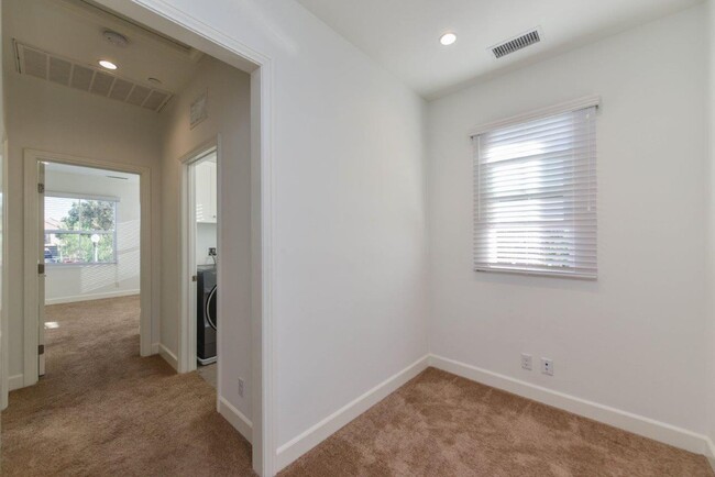 Building Photo - Irvine Single Family house 4bd/3ba Eastwoo...