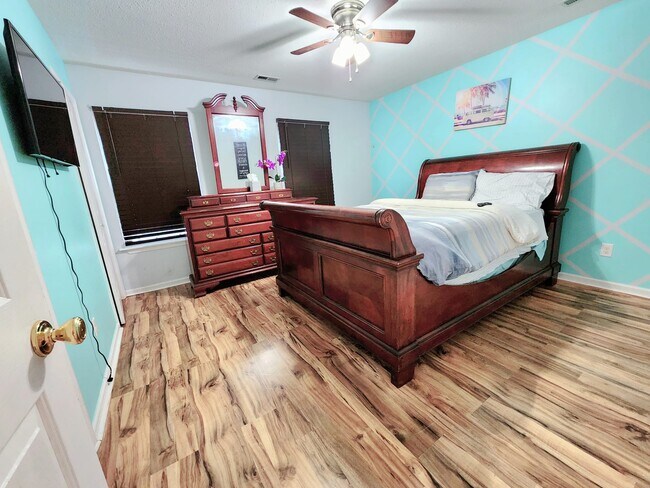 Building Photo - 300 Windy Oak Run