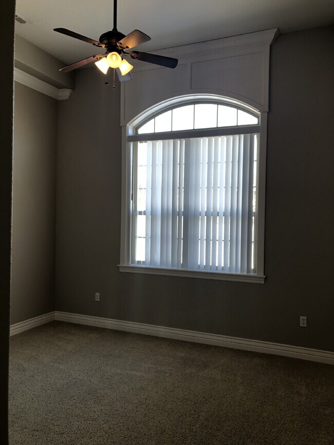 Building Photo - 4BR / 3Car garage / Fully fenced in backyard - Stunning property