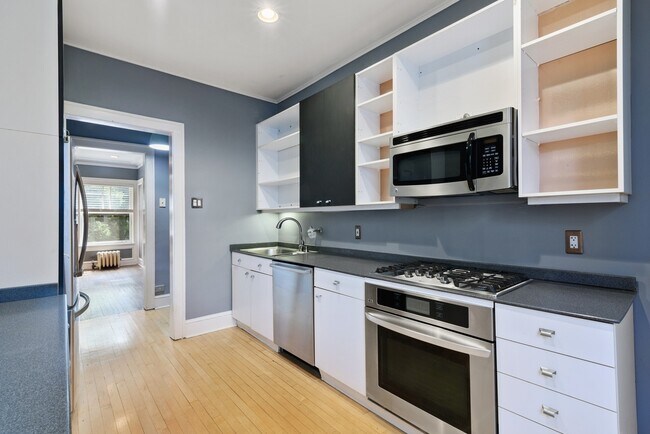 Building Photo - 804 Forest Ave