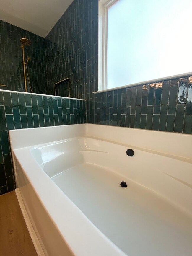 Building Photo - SPECIAL: HALF OFF FIRSTS MONTH RENT! Lovel...