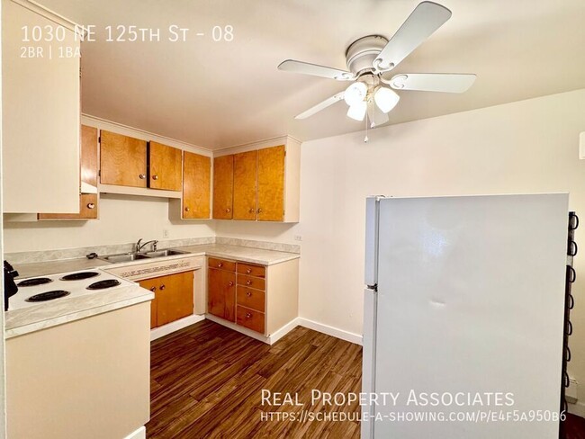 Building Photo - Spacious 2 Bedroom /1 Bath with Off Street...