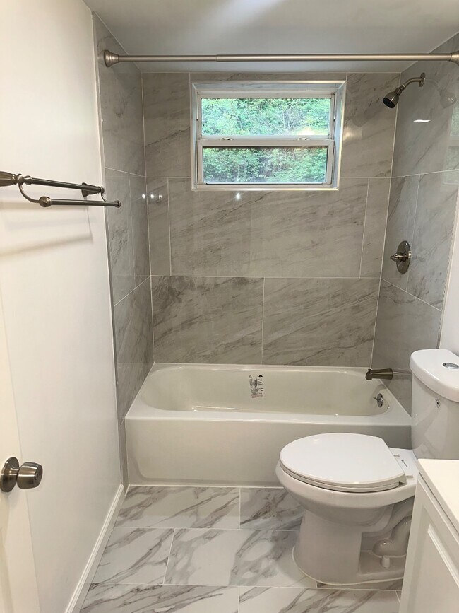 Building Photo - 2613 Chesterfield Ct