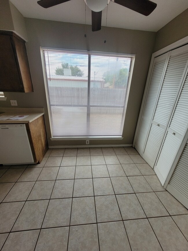 Building Photo - 2 bed 2 bath duplex unit
