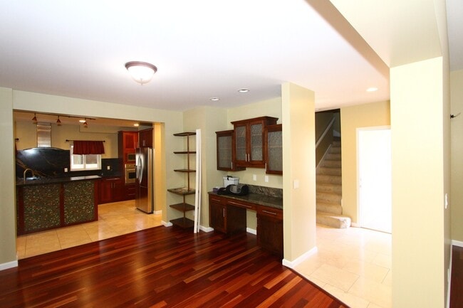 Building Photo - Large 4 bedroom, 3 bath, 4+ parking, gated single family house in Kalihi