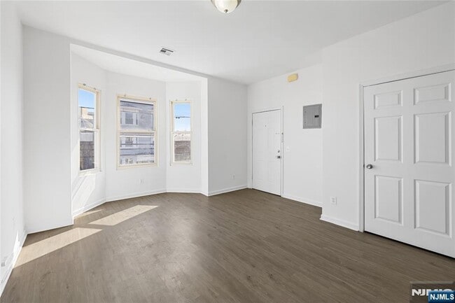 Building Photo - 165 Sherman Ave