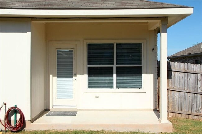 Building Photo - 141 Poplarwood Dr
