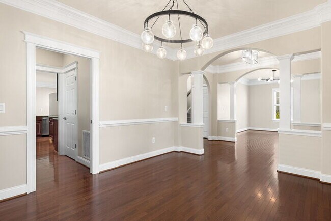 Building Photo - Spacious, modern 5 bed 4 bath home