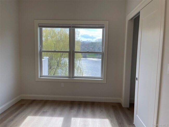 Building Photo - 903 Oakridge Cmns
